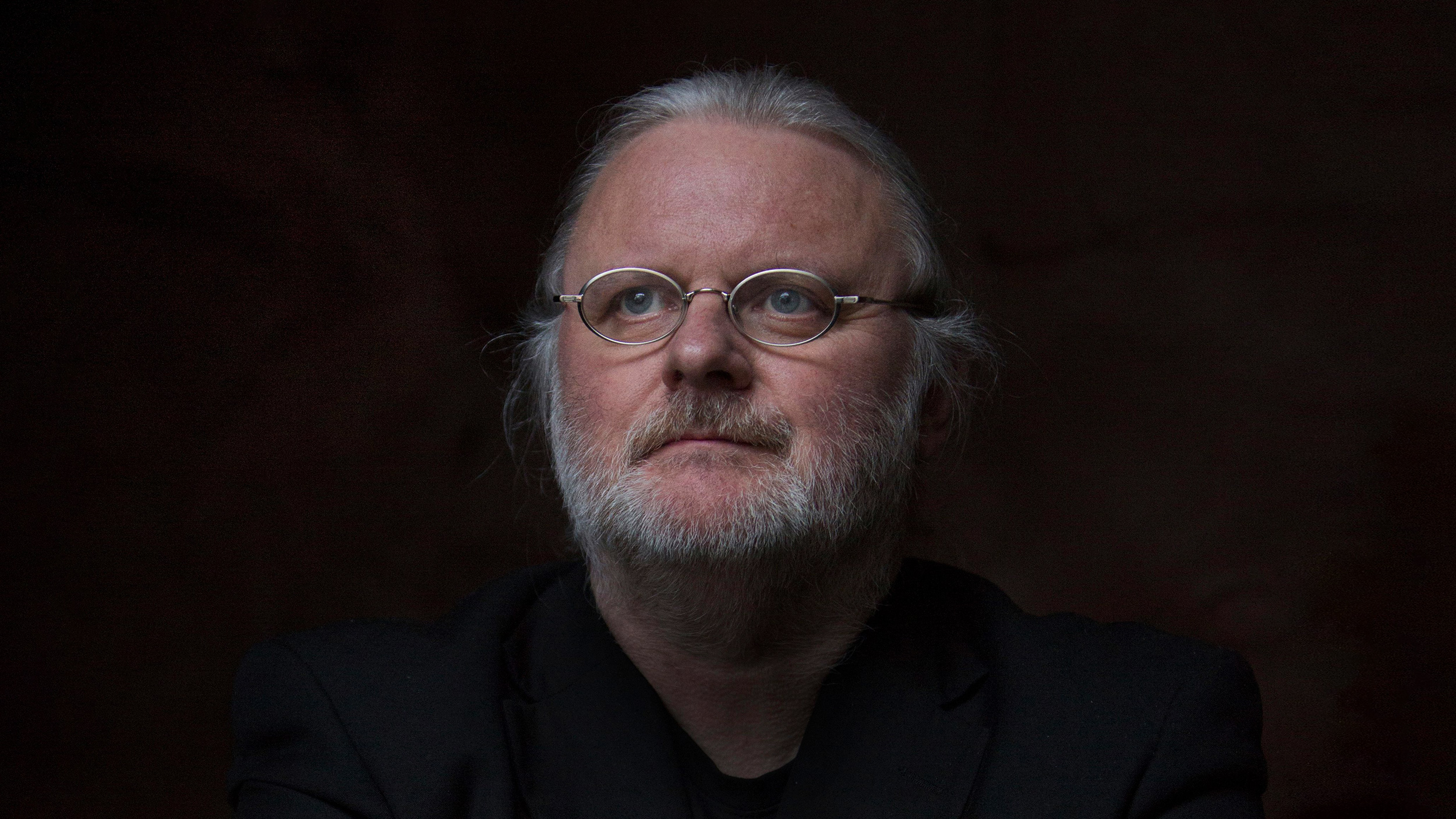 Jon Fosse is posing for a photo.